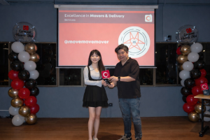 Move Move Movers receiving the Carousell Excellence in Movers and Delivery Services award
